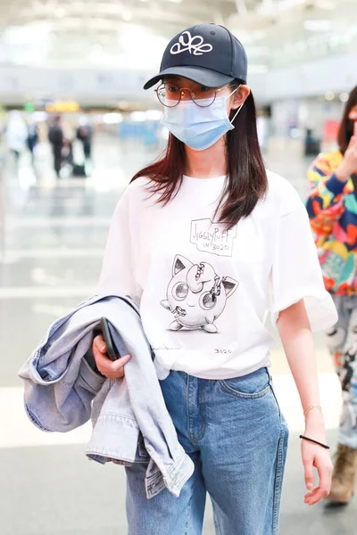 2020年4月17日 中国人女優の陳玉奇またはユーキー チェンが北京空港に到着し 北京に出発する — ストック写真