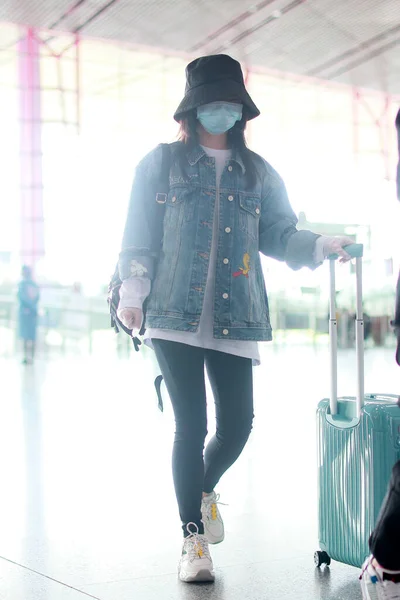 Κινέζος Ηθοποιός Tan Songyun Φτάνει Ένα Αεροδρόμιο Στο Πεκίνο Κίνα — Φωτογραφία Αρχείου