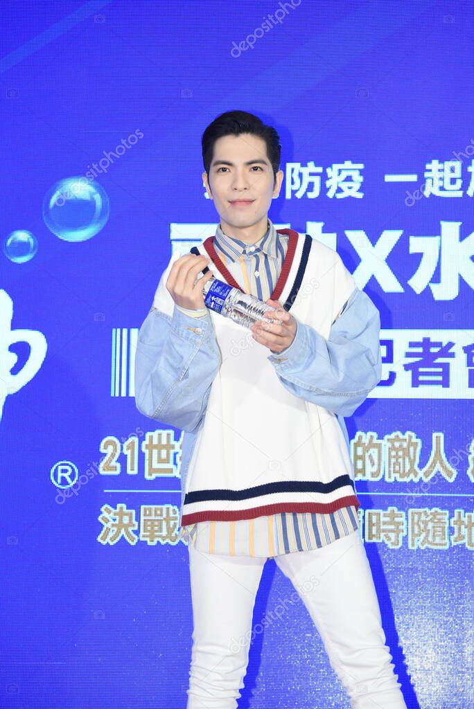 El cantante y actor taiwanés Jam Hsiao asiste a la promoción incluso para el líquido