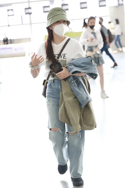 Čínská Herečka Zpěvačka Lou Yixiao Nebo Loura Lou Přijíždí Letiště — Stock fotografie