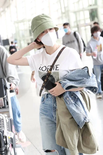 Китайская Актриса Певица Исяо Лора Прибывает Аэропорт Чанша Перед Отъездом — стоковое фото