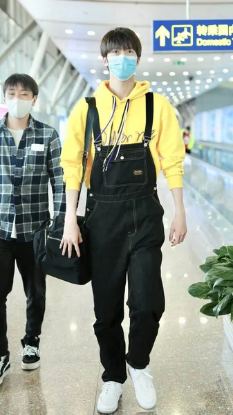 Chinese Zanger Acteur Chen Youwei Arriveert Een Luchthaven Peking Voor — Stockfoto