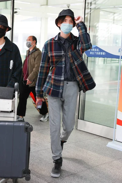中国の俳優で歌手の区Landiは 北京に出発する前に北京空港に到着します 4月2020 — ストック写真