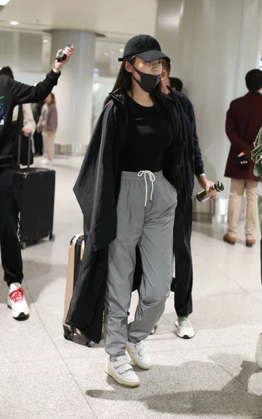 Κινέζα Ηθοποιός Και Τραγουδίστρια Dongdong Φτάνει Ένα Αεροδρόμιο Του Πεκίνου — Φωτογραφία Αρχείου