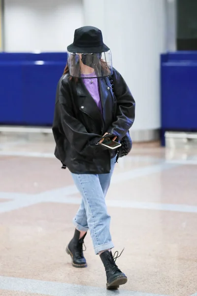 진행자 배우인 필라가 2020 베이징에 도착하기 베이징 공항에 — 스톡 사진