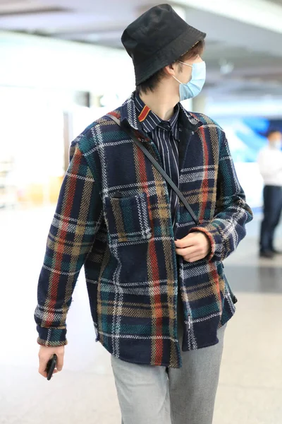 中国の俳優で歌手の区Landiは 北京に出発する前に北京空港に到着します 4月2020 — ストック写真