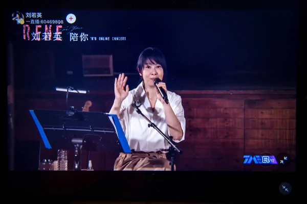 Fan Tittar Livestream Konsert Kinesiska Sångaren Liu Ying Mer Känd — Stockfoto