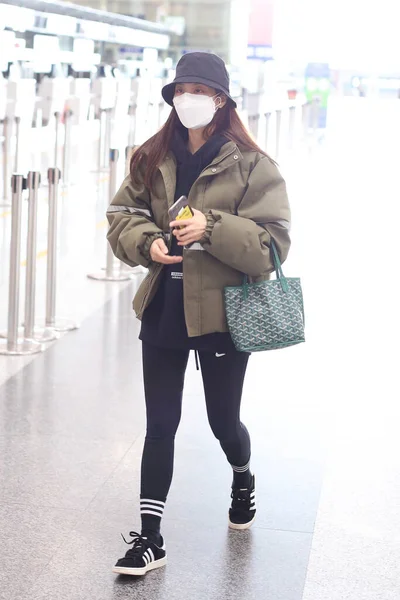 Cantor Chinês Wang Feifei Chega Aeroporto Pequim Antes Partida Pequim — Fotografia de Stock