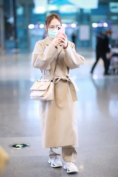 여배우 텔레비전 진행자 2020 베이징을 출발하기 베이징 공항에 — 스톡 사진