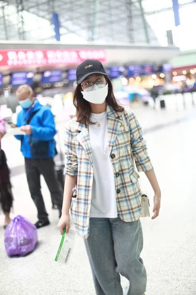 Chinese Actrice Yan Zhichao Arriveert Een Chengdu Luchthaven Voor Vertrek — Stockfoto