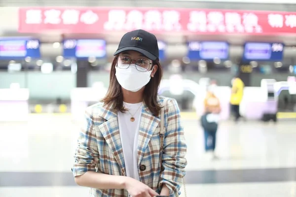 Chinese Actrice Yan Zhichao Arriveert Een Chengdu Luchthaven Voor Vertrek — Stockfoto