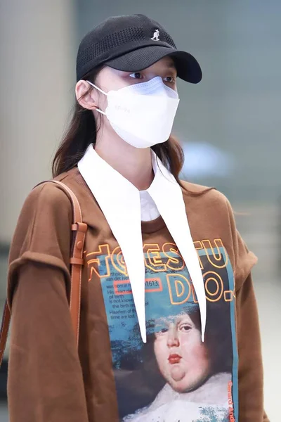 中国女演员林云在2020年4月14日离开上海前抵达上海机场 — 图库照片