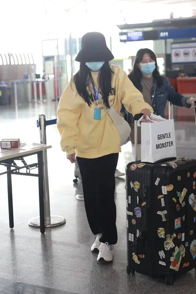 Chinese Actress Zhang Ruonan Arrives Airport Beijing China April 2020 — Stock Photo, Image