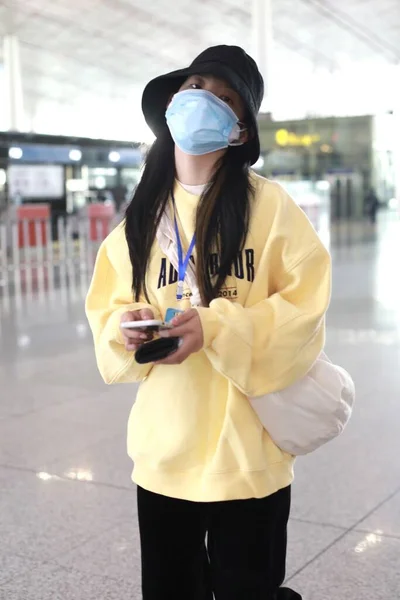 Chinese Actress Zhang Ruonan Arrives Airport Beijing China April 2020 — Stock Photo, Image