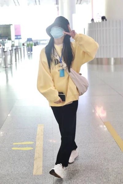 中国女演员张若楠于2020年4月14日抵达中国北京机场 — 图库照片
