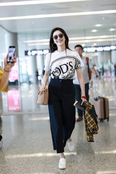 Attrice Cinese Jiang Shuying Arriva All Aeroporto Internazionale Shanghai Pudong — Foto Stock