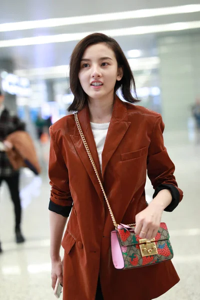 Chinese Actrice Song Duikt Een Luchthaven Shanghai Voor Vertrek Shanghai — Stockfoto