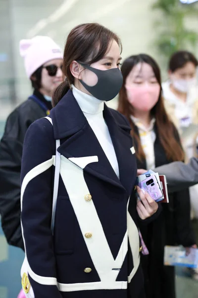 Chinese Actrice Liu Shishi Duikt Shanghai Hongqiao Airport Voor Vertrek — Stockfoto