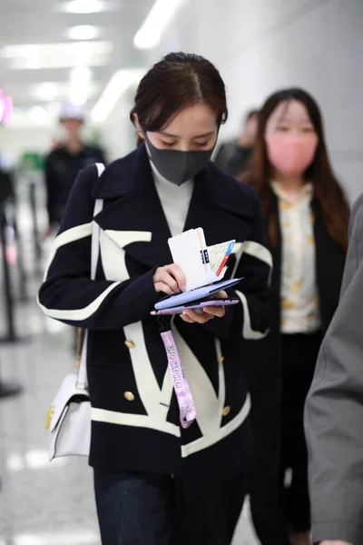 Κινέζα Ηθοποιός Liu Shishi Εμφανίζεται Στο Αεροδρόμιο Shanghai Hongqiao Πριν — Φωτογραφία Αρχείου