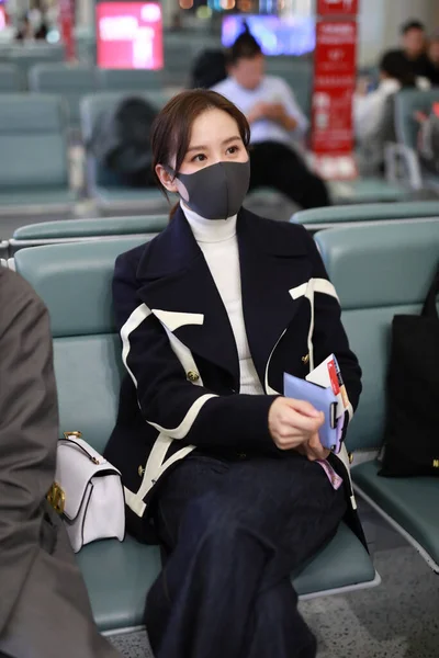 Chinese Actrice Liu Shishi Duikt Shanghai Hongqiao Airport Voor Vertrek — Stockfoto