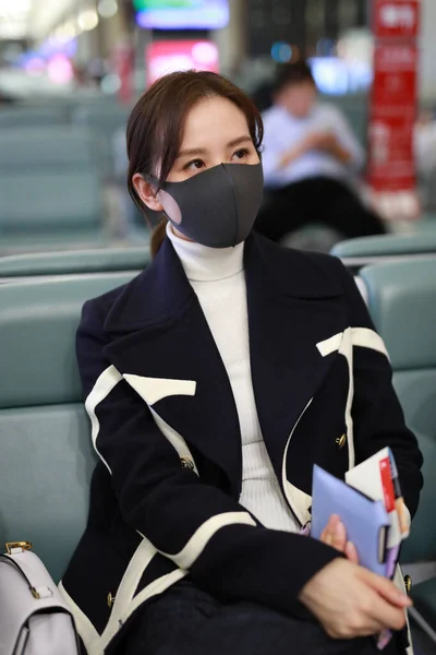 中国女演员刘世石于2019年11月6日在上海宏桥机场露面 随后前往中国上海 — 图库照片