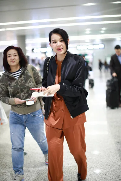 Гонконгская Актриса Певица Миоли Появляется Аэропорту Шанхая Перед Вылетом Шанхай — стоковое фото