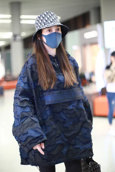 Κινέζα Ηθοποιός Yang Ying Angelababy Φτάνει Αεροδρόμιο Του Πεκίνου Μετά — Φωτογραφία Αρχείου