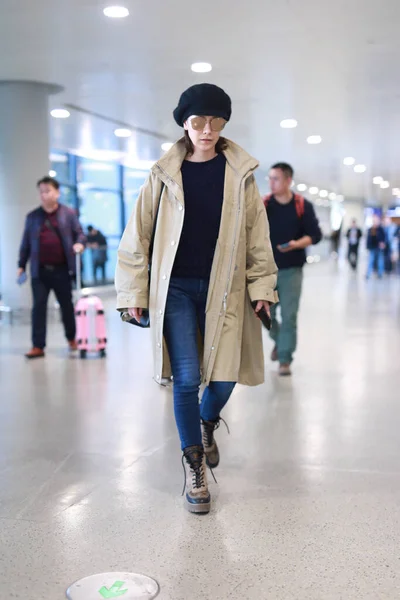 中国の女優ハイ清は 上海に出発する前に上海空港に到着します — ストック写真