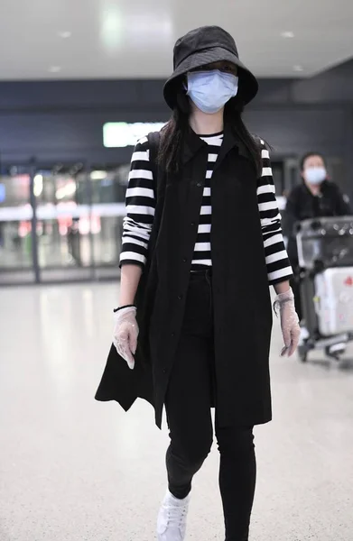 中国女演员谭松云于2020年4月21日抵达中国北京的一个机场 — 图库照片
