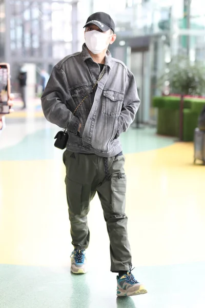 Китайский Ведущий Актер Вэйцзя Вега Появляется Аэропорту Шанхая Перед Вылетом — стоковое фото