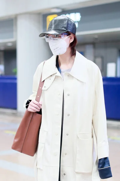 中国日报 的报道 中国女演员 模特张新玉 别名张维安 于2020年4月22日抵达中国北京的一个机场 — 图库照片