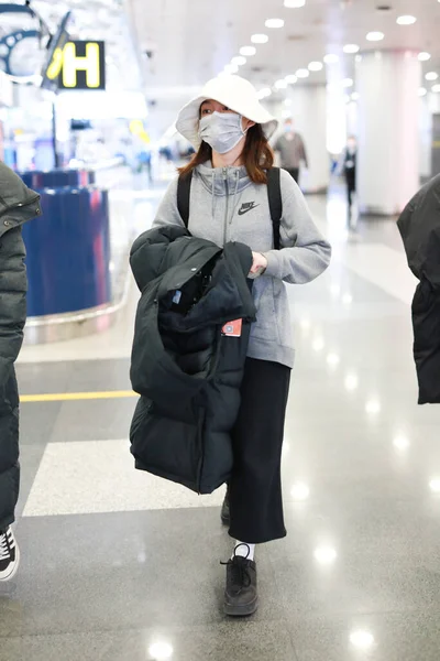 台湾女演员陈维琪以其艺名温琪而闻名 于2020年4月23日抵达中国北京的一个机场 — 图库照片