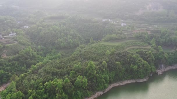 2018 후난성에 마오산헤 경치에 나무와 식물들로 모양의 구덩이를 공중에서 — 비디오