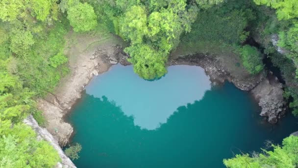 Luftaufnahme Einer Herzförmigen Grube Die Mit Wasser Gefüllt Und Von — Stockvideo