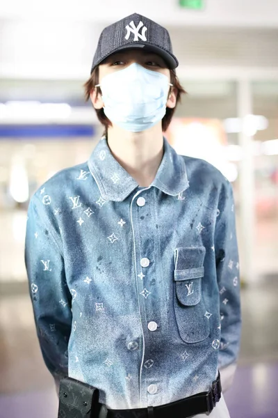 Cantora Chinesa Ling Chao Chega Aeroporto Pequim Antes Partida Pequim — Fotografia de Stock