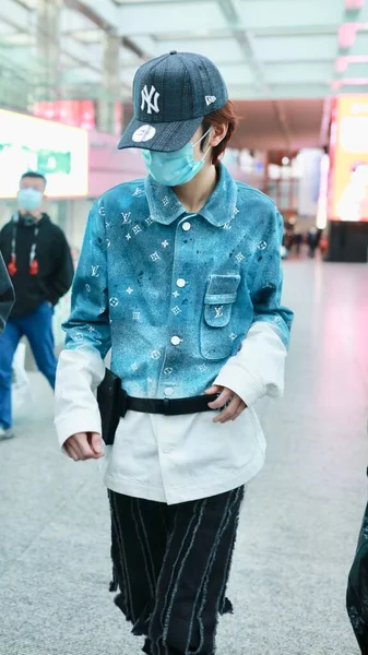 Chinese Singer Ling Chao Arrives Beijing Airport Departure Beijing China — Stock Photo, Image