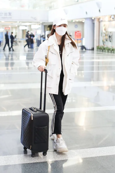 Chińska Aktorka Lai Yumeng Przybywa Lotnisko Pekinie Przed Wylotem Pekinu — Zdjęcie stockowe