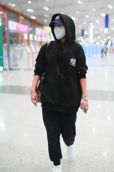 Chinese Zangeres Jike Junyi Arriveert Voor Vertrek Een Luchthaven Peking — Stockfoto