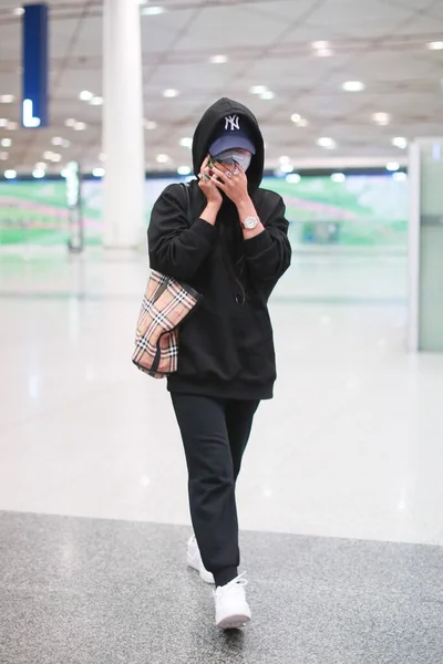 中国歌手Jke Junyi在2020年4月25日离开北京前抵达北京机场 — 图库照片