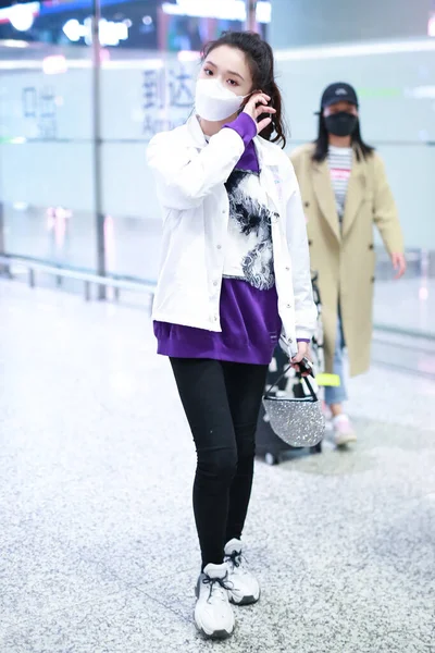 中国女演员林云或林杰琳2020年4月26日在中国上海着陆后出现在上海机场 — 图库照片