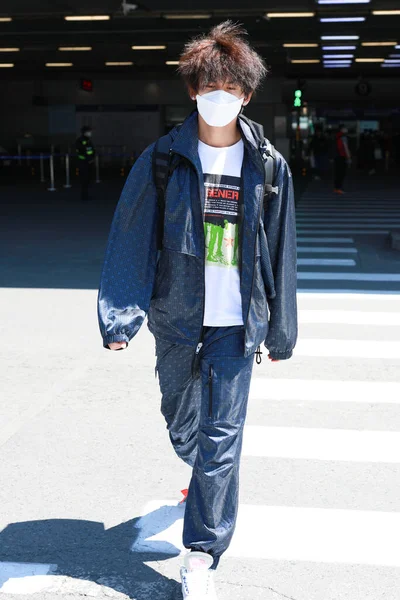 Kinesiska Skådespelaren Zhang Zhehan Anländer Till Pekings Flygplats Före Avgång — Stockfoto