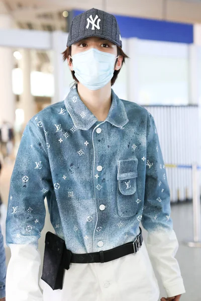 中国の歌手リン チャオは 北京に出発する前に北京空港に到着します 4月2020 — ストック写真