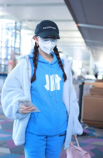 中国人女優の江孟子さんが上海空港に現れ 2020年4月28日に上海に出発 — ストック写真