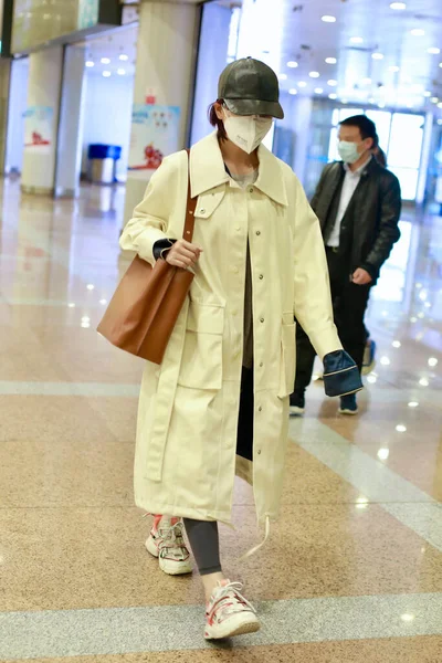 中国の女優 モデルとしても知られる張信友は 2020年4月22日に北京の空港に到着します — ストック写真