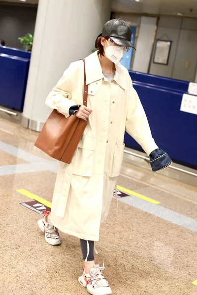 中国の女優 モデルとしても知られる張信友は 2020年4月22日に北京の空港に到着します — ストック写真