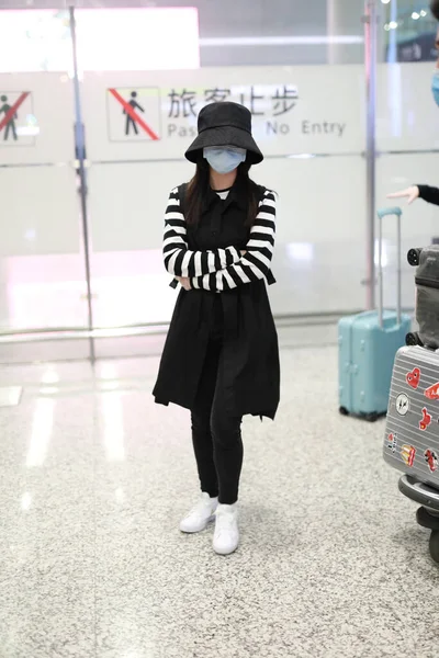 中国人女優タン ソンユンが2020年4月21日に北京空港に到着 — ストック写真