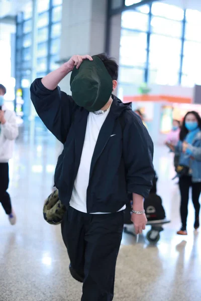 中国のテレビバラエティ番組のホスト 俳優銭鳳上海 2020年4月22日に空港に到着 — ストック写真