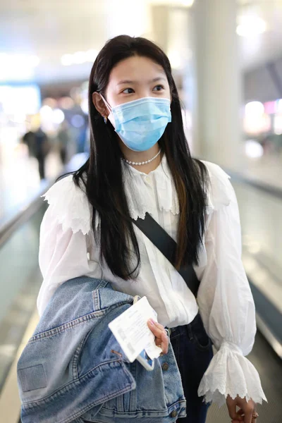 中国女演员张若楠在2020年4月22日离开北京前抵达北京机场 — 图库照片