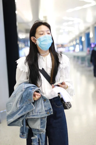 中国女演员张若楠在2020年4月22日离开北京前抵达北京机场 — 图库照片