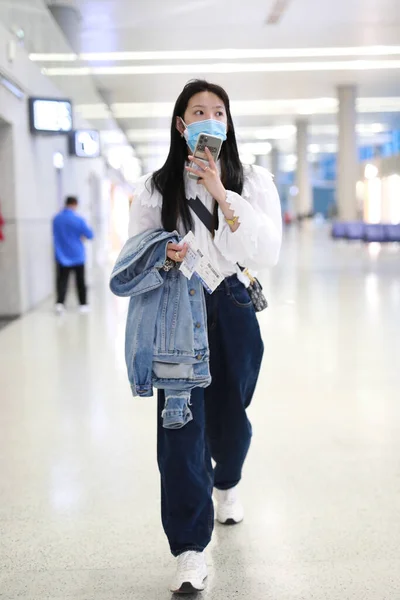 여배우 2020 베이징을 출발하기 베이징 공항에 — 스톡 사진